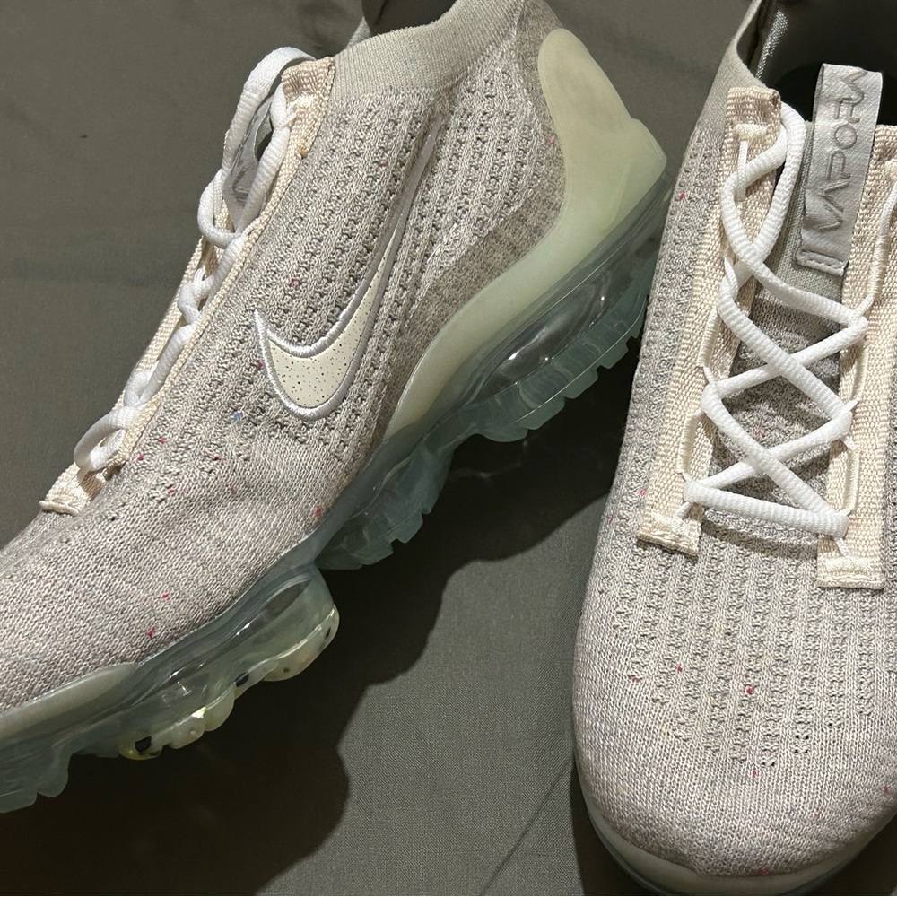 Nike Cream Sneakers with Flyknit and VaporMax Sole